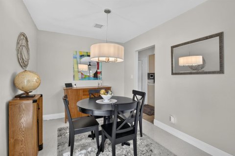 House in Fort Lauderdale, Florida 3 bedrooms, 115.38 sq.m. № 2261535 - photo 9