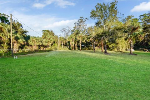 House in Lehigh Acres, Florida 3 bedrooms № 1756883 - photo 12