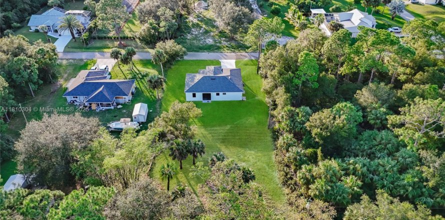 House in Lehigh Acres, Florida 3 bedrooms № 1756883