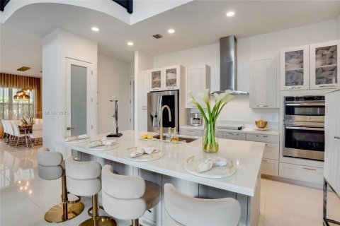 House in Miami Lakes, Florida 5 bedrooms, 283.35 sq.m. № 1864482 - photo 18
