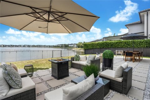 House in Miami Lakes, Florida 5 bedrooms, 283.35 sq.m. № 1864482 - photo 1
