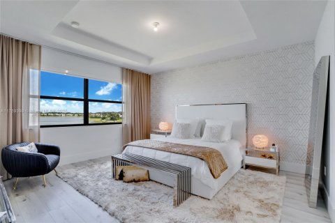 House in Miami Lakes, Florida 5 bedrooms, 283.35 sq.m. № 1864482 - photo 21