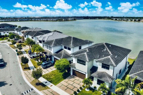 House in Miami Lakes, Florida 5 bedrooms, 283.35 sq.m. № 1864482 - photo 3