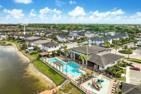 House in Miami Lakes, Florida 5 bedrooms, 283.35 sq.m. № 1864482 - photo 6