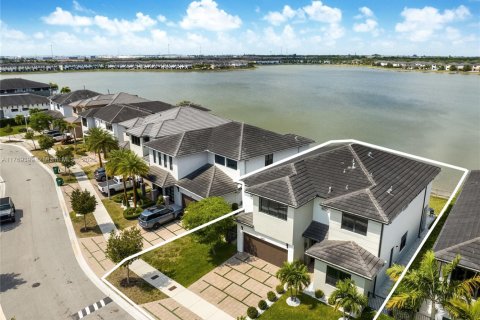 House in Miami Lakes, Florida 5 bedrooms, 283.35 sq.m. № 1864482 - photo 2