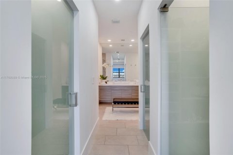 House in Miami Lakes, Florida 5 bedrooms, 283.35 sq.m. № 1864482 - photo 23