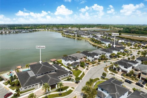 House in Miami Lakes, Florida 5 bedrooms, 283.35 sq.m. № 1864482 - photo 5