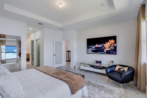 House in Miami Lakes, Florida 5 bedrooms, 283.35 sq.m. № 1864482 - photo 22