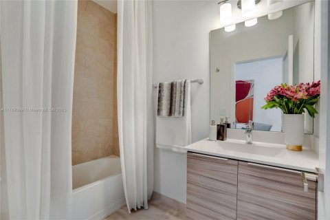 House in Miami Lakes, Florida 5 bedrooms, 283.35 sq.m. № 1864482 - photo 27