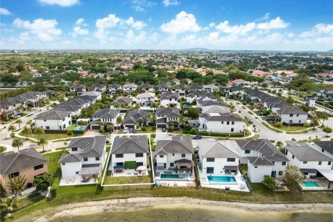 House in Miami Lakes, Florida 5 bedrooms, 283.35 sq.m. № 1864482 - photo 4