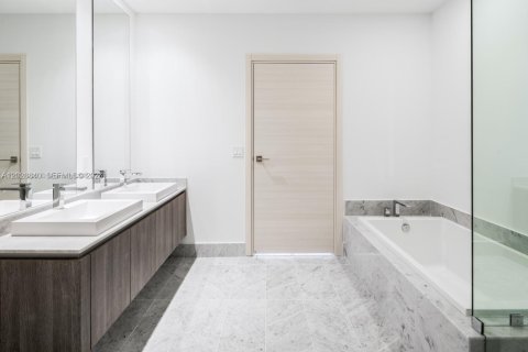 Condo in Miami, Florida, 1 bedroom № 2177717 - photo 25