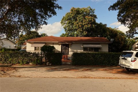 House in Miami, Florida 5 bedrooms, 235.6 sq.m. № 2081260