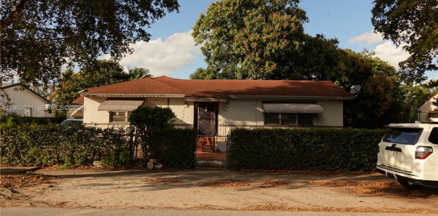 House in Miami, Florida 5 bedrooms, 235.6 sq.m. № 2081260