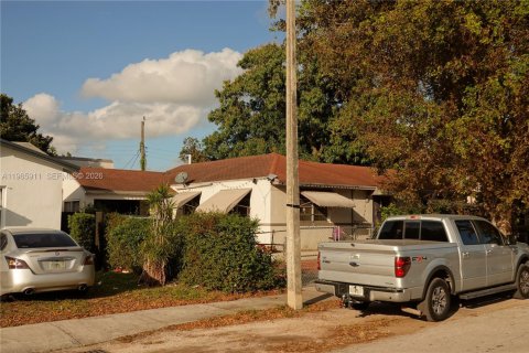 House in Miami, Florida 5 bedrooms, 235.6 sq.m. № 2081260 - photo 3