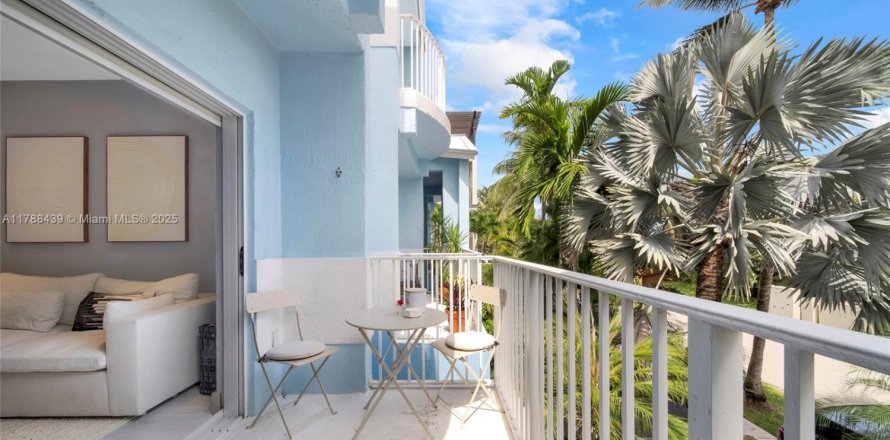 Townhouse in Hollywood, Florida 3 bedrooms, 185.8 sq.m. № 1863232
