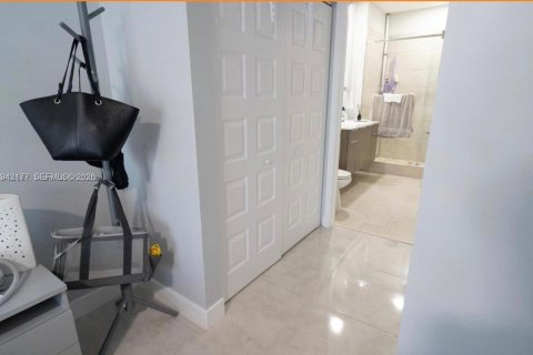 Condo in Doral, Florida, 1 bedroom  № 1999774 - photo 8