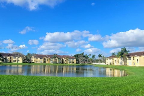 Condominio en Sunrise, Florida, 2 dormitorios  № 2047623