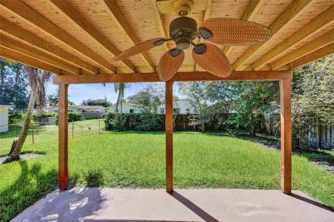 Villa ou maison à vendre à West Park, Floride: 5 chambres, 272.58 m2 № 2397415 - photo 9