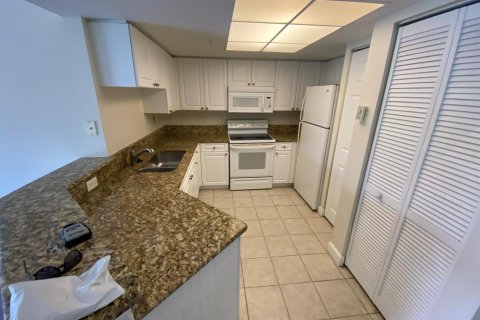 Condo in Royal Palm Beach, Florida, 2 bedrooms № 2191869 - photo 5