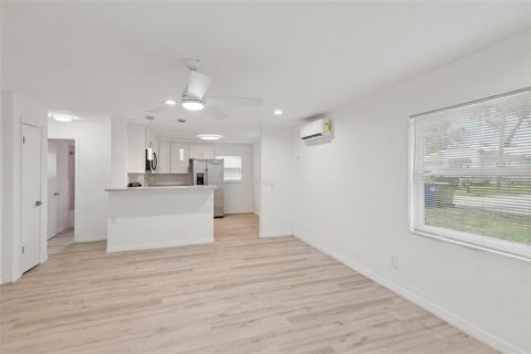 House in Tampa, Florida 5 bedrooms, 158.68 sq.m. № 1866841 - photo 4