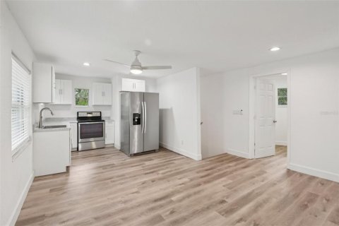 House in Tampa, Florida 5 bedrooms, 158.68 sq.m. № 1866841 - photo 9