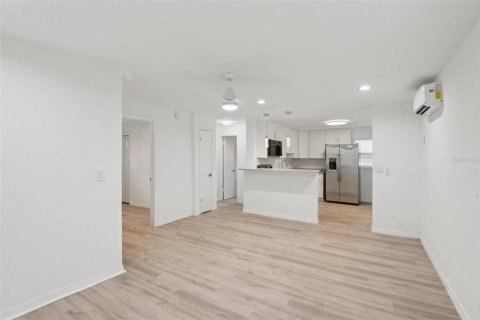 House in Tampa, Florida 5 bedrooms, 158.68 sq.m. № 1866841 - photo 3