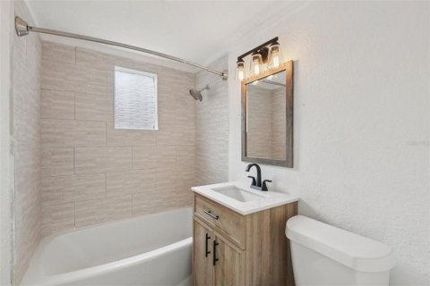 House in Tampa, Florida 5 bedrooms, 158.68 sq.m. № 1866841 - photo 18