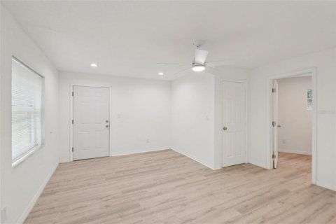 House in Tampa, Florida 5 bedrooms, 158.68 sq.m. № 1866841 - photo 5