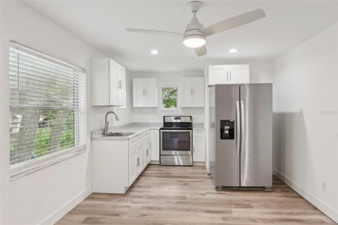 House in Tampa, Florida 5 bedrooms, 158.68 sq.m. № 1866841 - photo 10