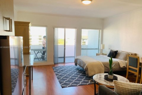 Condo in Coral Gables, Florida  № 1890548 - photo 1