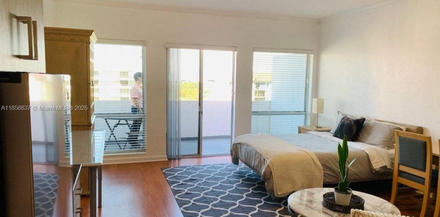 Studio in the Condo in Coral Gables, Florida  № 1890548