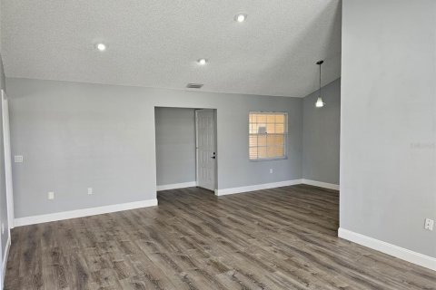 Villa ou maison à louer à Bradenton, Floride: 3 chambres, 108.88 m2 № 2215125 - photo 5