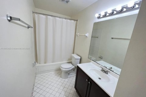 Condo in Oakland Park, Florida, 2 bedrooms  № 1892925 - photo 10