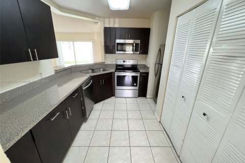 Condo in Oakland Park, Florida, 2 bedrooms  № 1892925 - photo 14