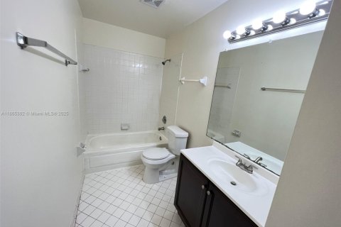 Condo in Oakland Park, Florida, 2 bedrooms  № 1892925 - photo 9
