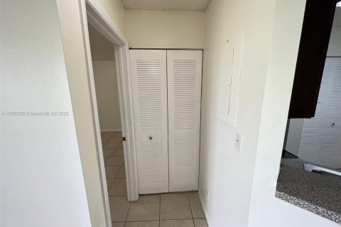 Condo in Oakland Park, Florida, 2 bedrooms  № 1892925 - photo 8