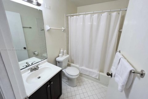 Condo in Oakland Park, Florida, 2 bedrooms  № 1892925 - photo 13