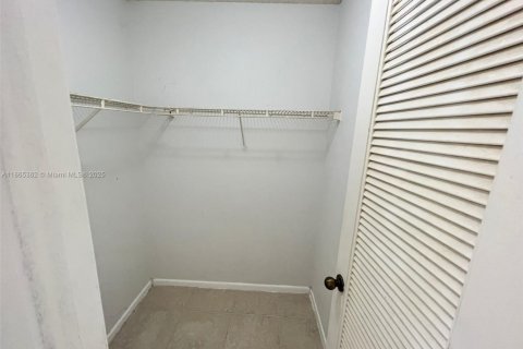 Condo in Oakland Park, Florida, 2 bedrooms  № 1892925 - photo 11