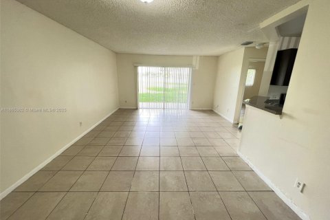Condo in Oakland Park, Florida, 2 bedrooms  № 1892925 - photo 2