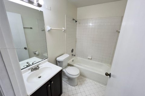 Condo in Oakland Park, Florida, 2 bedrooms  № 1892925 - photo 12