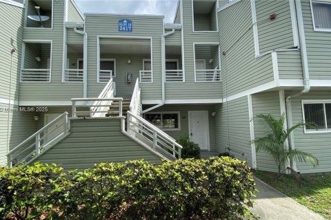 Condo in Oakland Park, Florida, 2 bedrooms  № 1892925 - photo 1