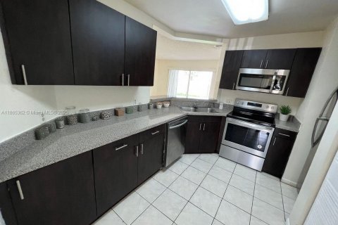 Condo in Oakland Park, Florida, 2 bedrooms  № 1892925 - photo 16