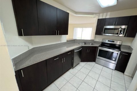 Condo in Oakland Park, Florida, 2 bedrooms  № 1892925 - photo 15