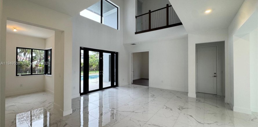 Дом в Майами, Флорида 5 спален, 381.36м2 № 2004991