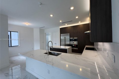 Снять в аренду виллу или дом в Майами, Флорида 5 спален, 381.36м2, № 2004991 - фото 16