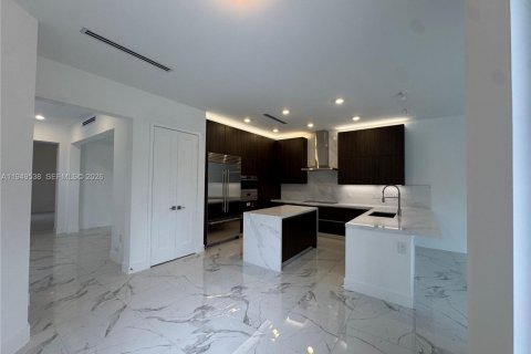 Снять в аренду виллу или дом в Майами, Флорида 5 спален, 381.36м2, № 2004991 - фото 13