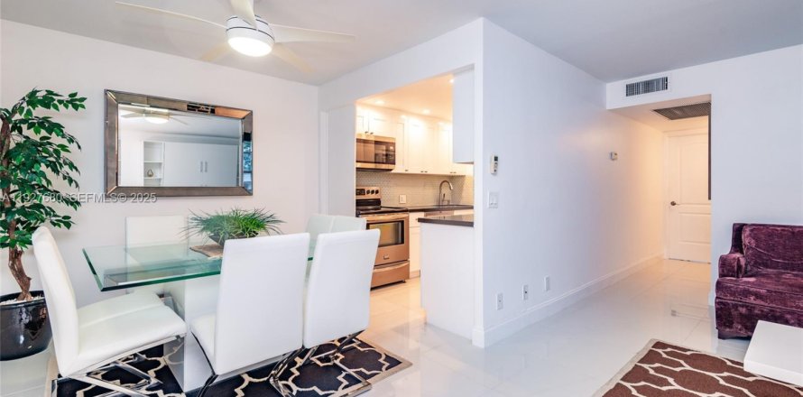 Кондоминиум с 2 спальнями в Бока-Ратон, Флорида № 1987139