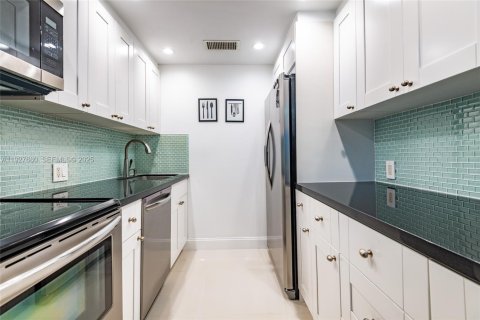 Купить кондоминиум в Бока-Ратон, Флорида 2 спальни, 79.99м2, № 1987139 - фото 11