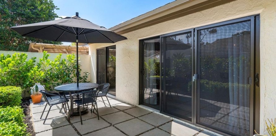 House in Wellington, Florida 3 bedrooms, 112.04 sq.m. № 1175509