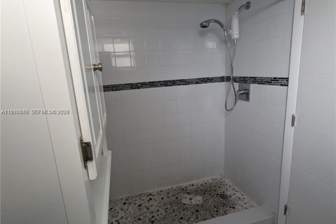 Condominio en alquiler en Miami, Florida, 1 dormitorio, 63.17 m2 № 2055465 - foto 10